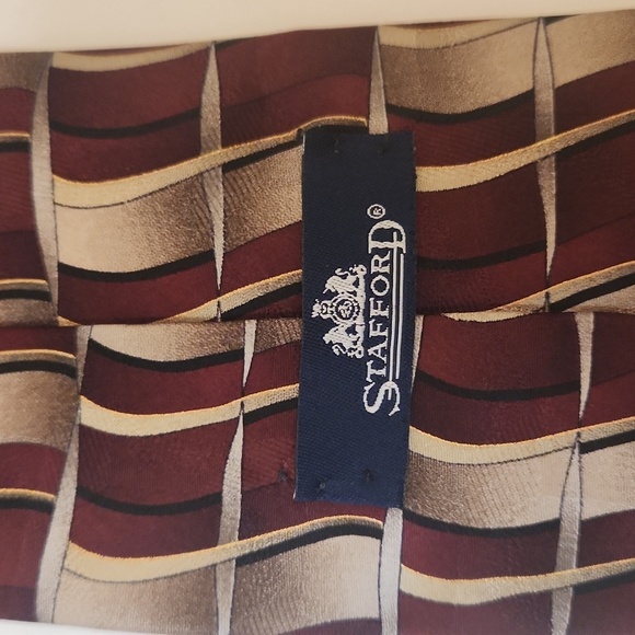 Stafford Men's Burgandy and Gold Silk Necktie - Picture 3 of 8